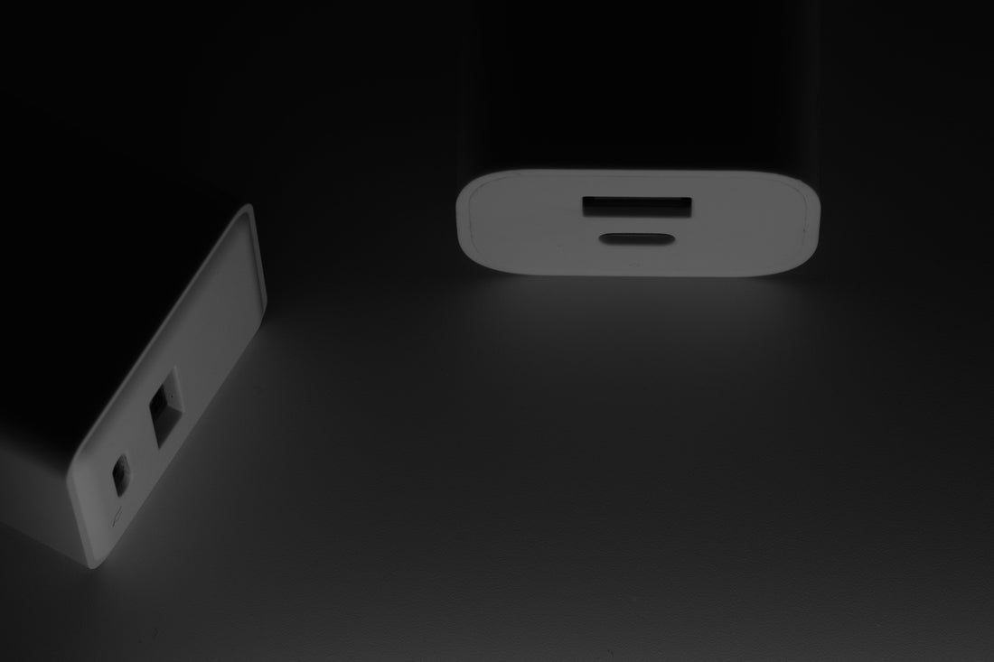 Jak ładować urządzenia bezpiecznie – unikając pożaru i uszkodzenia baterii